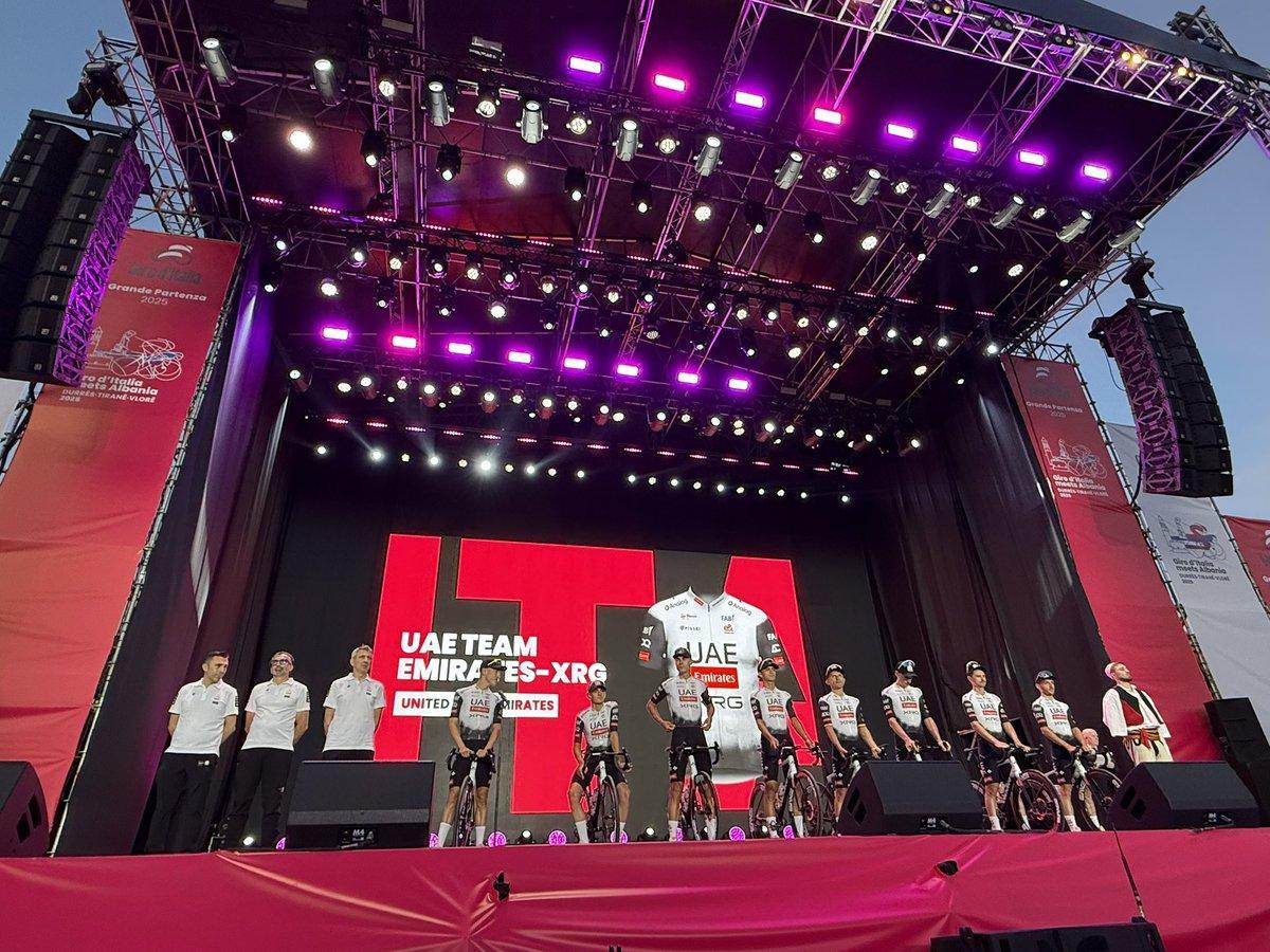 El conjunto UAE, de Juan Ayuso, en la presentación de equipos del Giro.