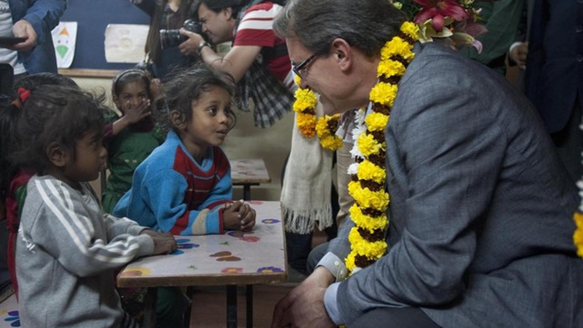 Mas, durante su visita a un proyecto de cooperación con niños en Delhi.