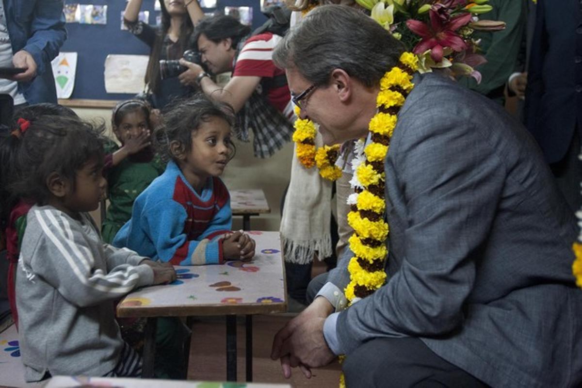 Mas, durant la seva visita a un projecte de cooperació amb nens a Delhi.