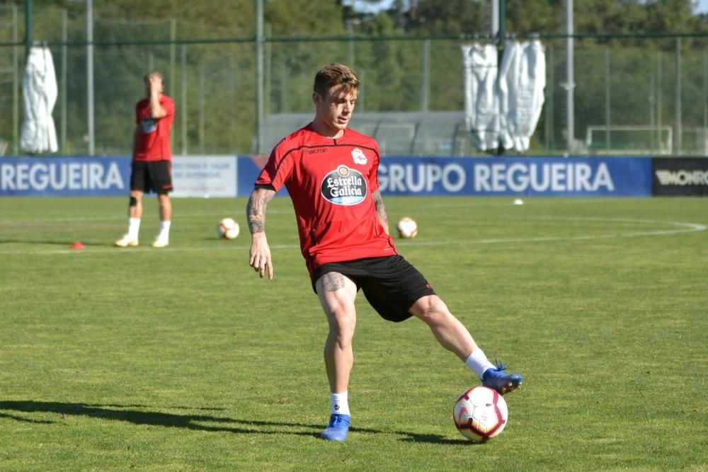 Natxo González dirigió una sesión de entrenamiento con calentamientos, rondos y partidos en espacio reducido.