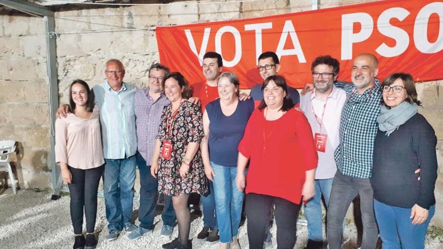 Vicent Grimalt con los concejales que le acompañarán en el nuevo mandato.