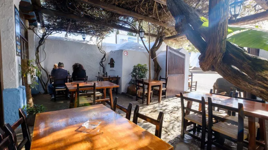 Bar Anita: el refugio hippy de los 70 en el que comer o tomar unas hierbas de Ibiza