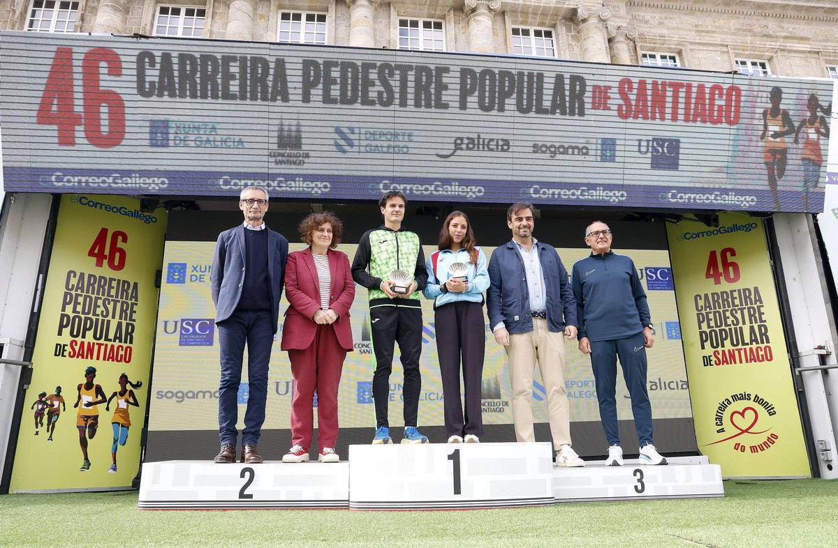 David de la Fuente y Uxía Pérez reciben el galardón que les acredita como vencedores de la Carreira Pedestre de Santiago.