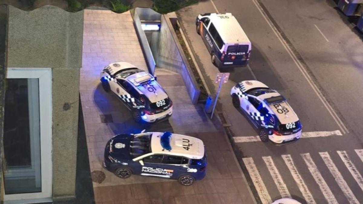 Varios coches patrulla de la Policía Local y Nacional en Areal, donde ocurrió la trifulca entre ultras del Celta y el Lyon.