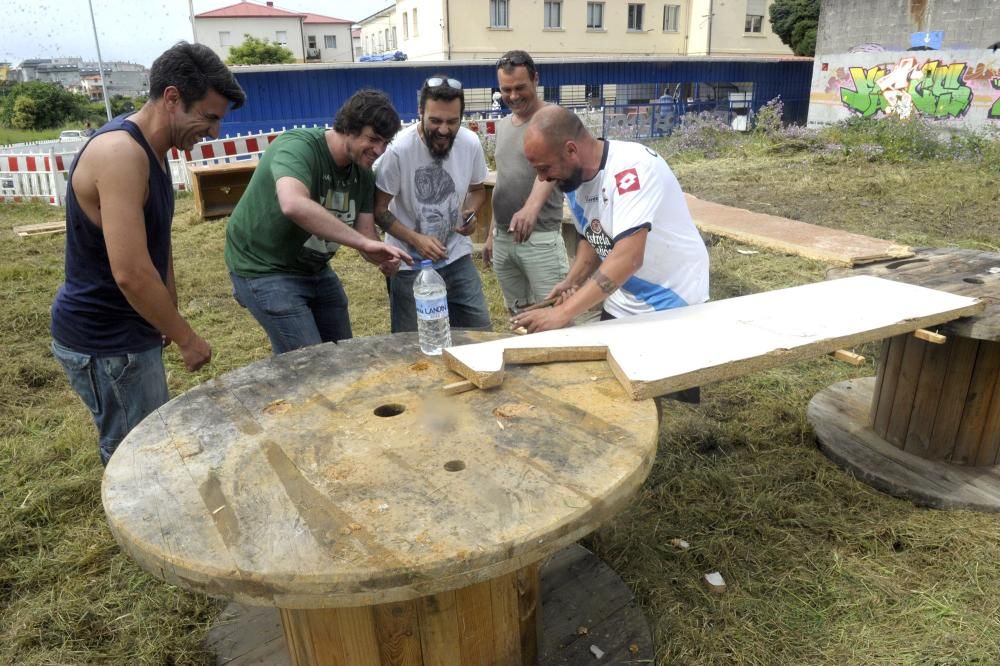 Los barrios del Agra do Orzan y Os Mariñeiros ultiman los detalles para la celebración de este San Juan 2016 en A Coruña. El Concello recibe 500 peticiones de hogueras, más del doble que el año pasado.