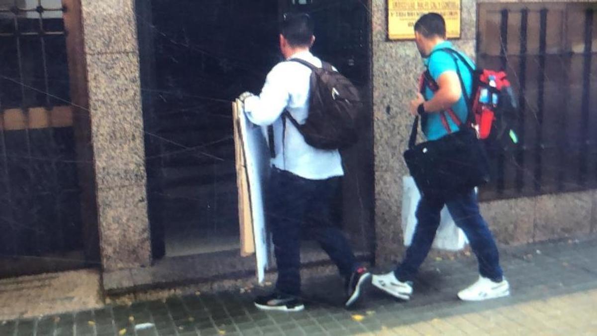Dos agentes de la UCO entran en una de las sedes investigadas en València.