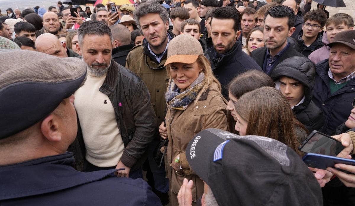 Abascal y Marisa Calvo (con gorra), conversan con los jóvenes en Toro.  | JOSE LUIS FERNÁNDEZ