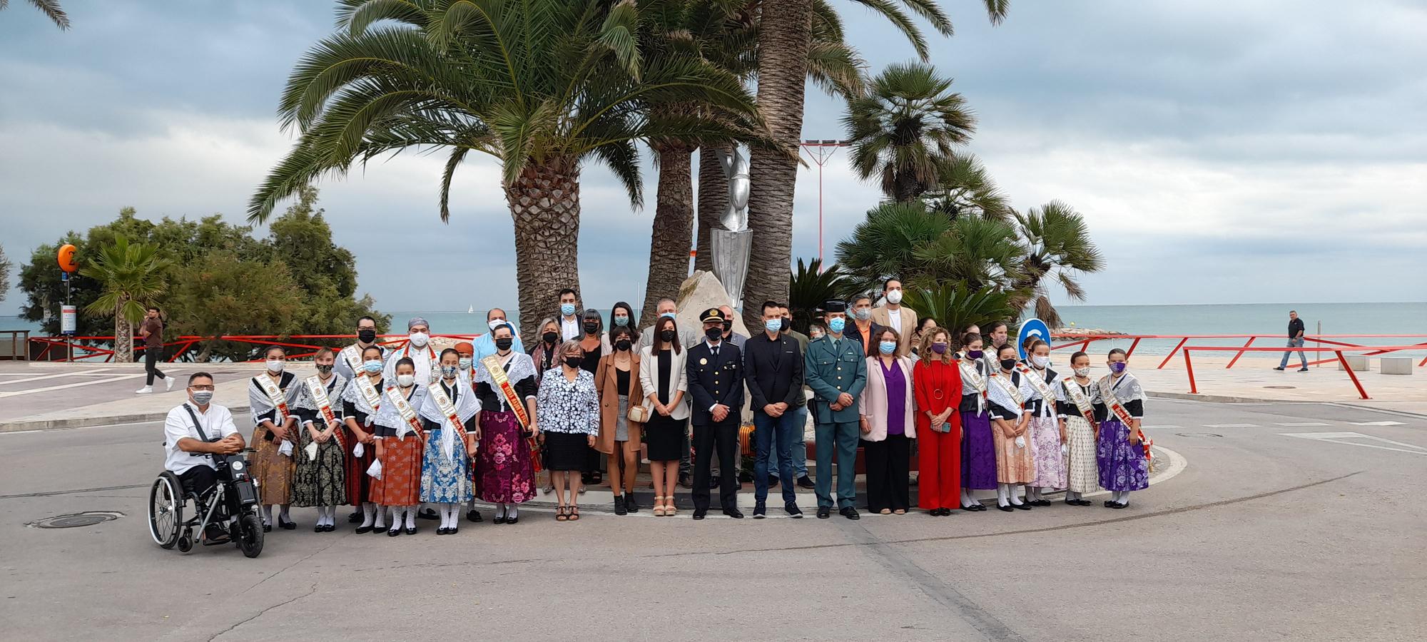 Vinaròs celebra la tradicional ofrenda floral al monumento de Jaume I