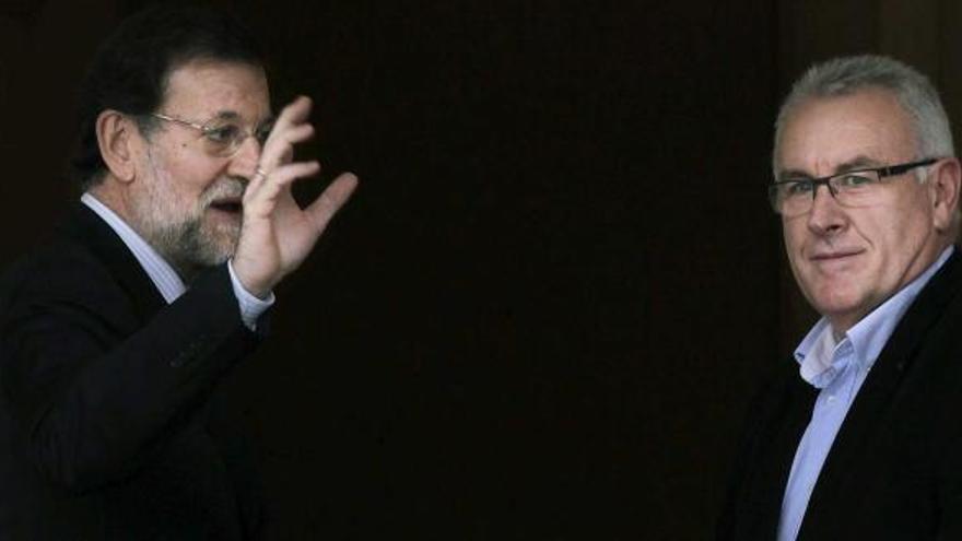 Lara pide a Rajoy un plan antipobreza. Cayo Lara (IU) acudió ayer a la Moncloa, donde pidió al presidente Rajoy un plan de choque contra el paro y otro para hacer frente a la  pobreza con unos 1.500 millones de euros.
