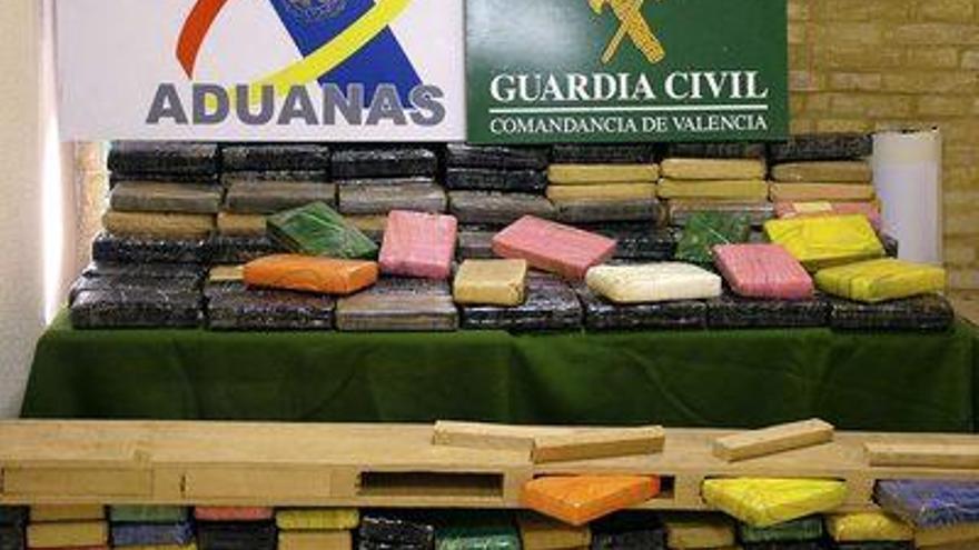 La Agencia Tributaria y la Guardia Civil de Valencia han desarticulado una organización internacional de tráfico de drogas y se han incautado de 538 kilos de cocaína que habían sido introducidos en el Puerto de Valencia ocultos en dobles fondos de tablones de madera procedentes de Bolivia. En la foto, la droga intervenida en esta operación denominada &quot;tablones&quot;.