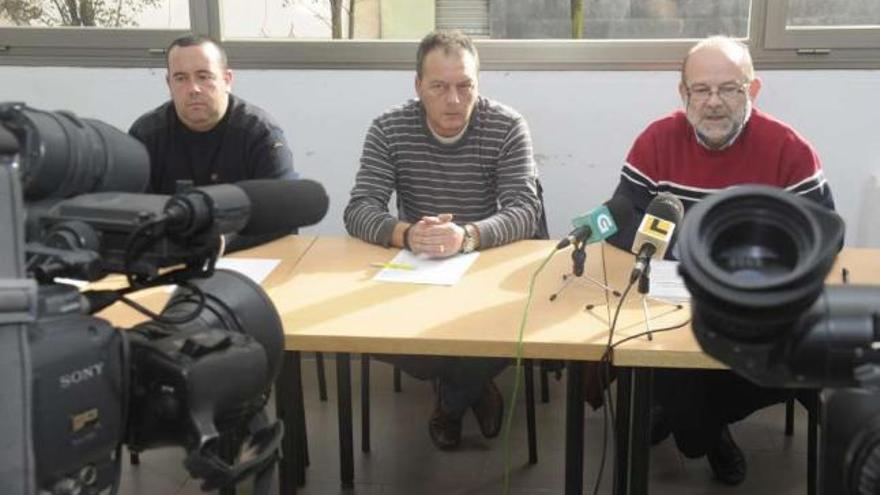 De izquierda a derecha, Manuel Cao, Ramón Sixto y Amancio Sotillo, ayer en O Burgo. / víctor echave