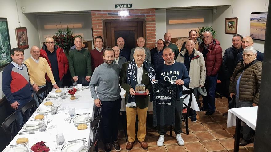 Carlos López, &quot;pasión por el Lealtad&quot;: así fue el homenaje de la Asociación de Veteranos al expresidente del club