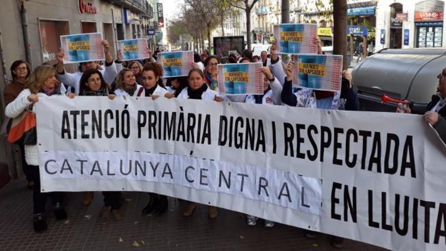 Un centenar llarg de metges protesta a Manresa