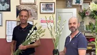 Un siglo de flores a la Virgen de los Reyes: “El primer nardo es para mi padre, que nos enseñó”