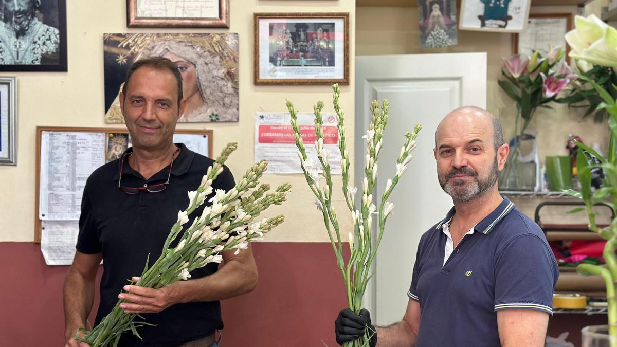 La floristería Ramitos, encargada de poner las flores en el palio de la Virgen de los Reyes desde hace 100 años.