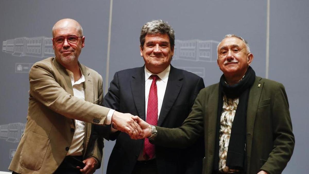 El ministro de Inclusión, José Luis Escrivá, firma con los líderes de CCOO y UGT la nueva reforma de las pensiones.