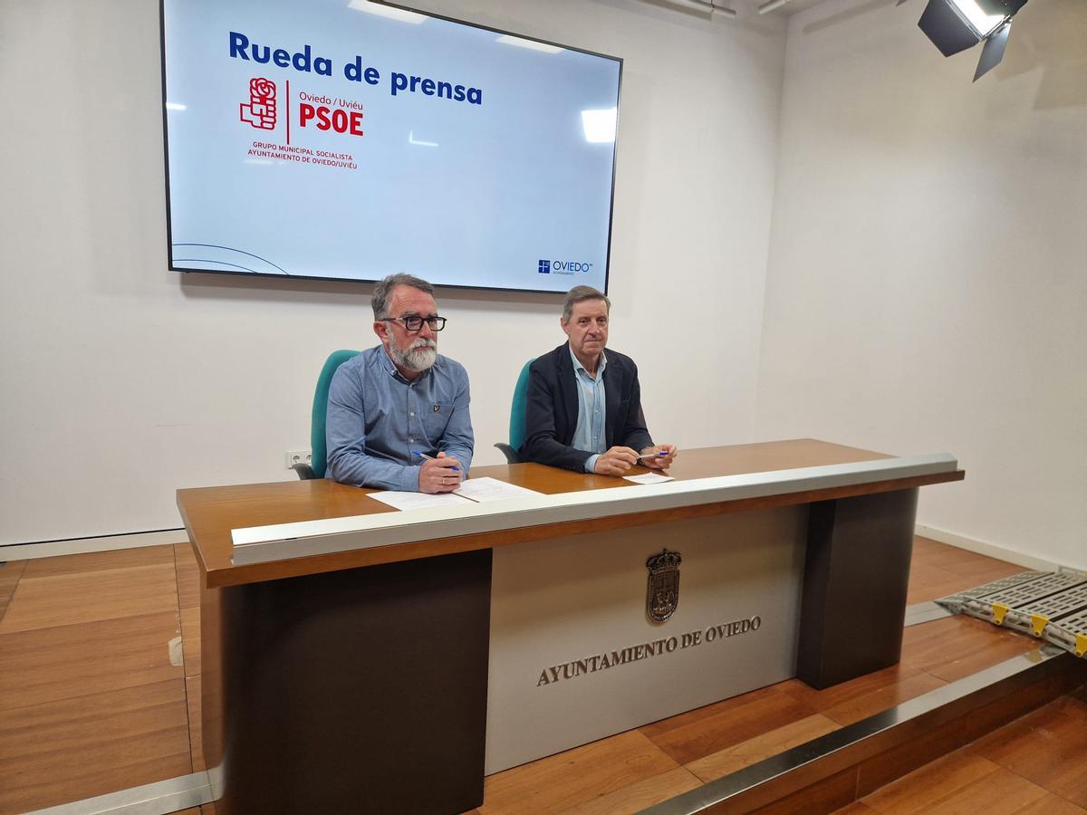 Juan Álvarez y Carlos Llaneza, en la sala de prensa municipal.