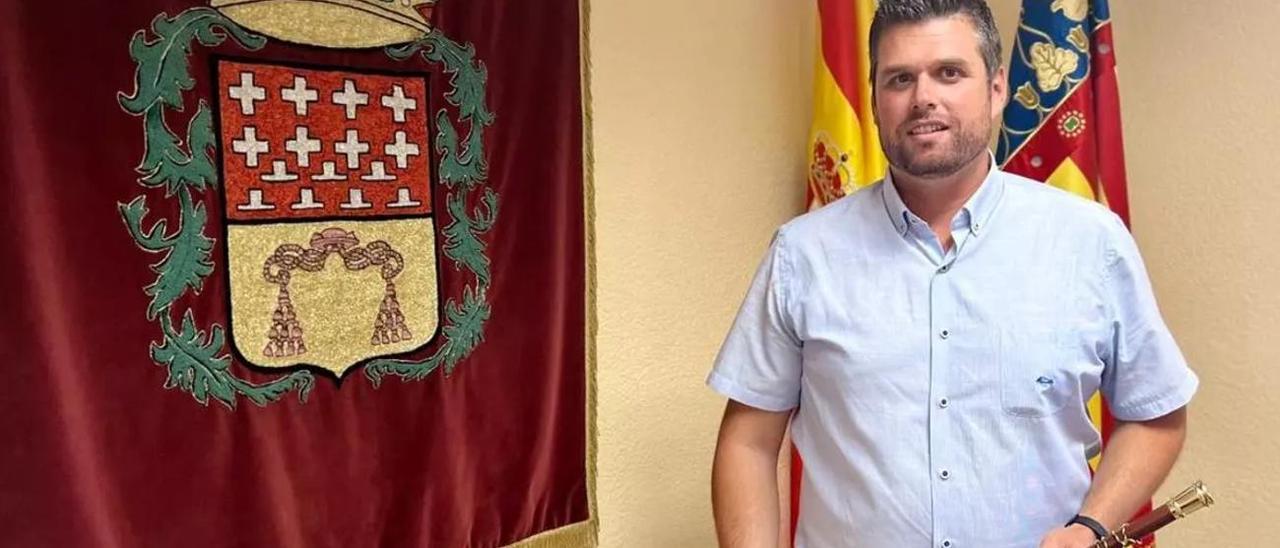 El alcalde de Alfara, Jaume Martínez, con la vara de mando de alcalde.