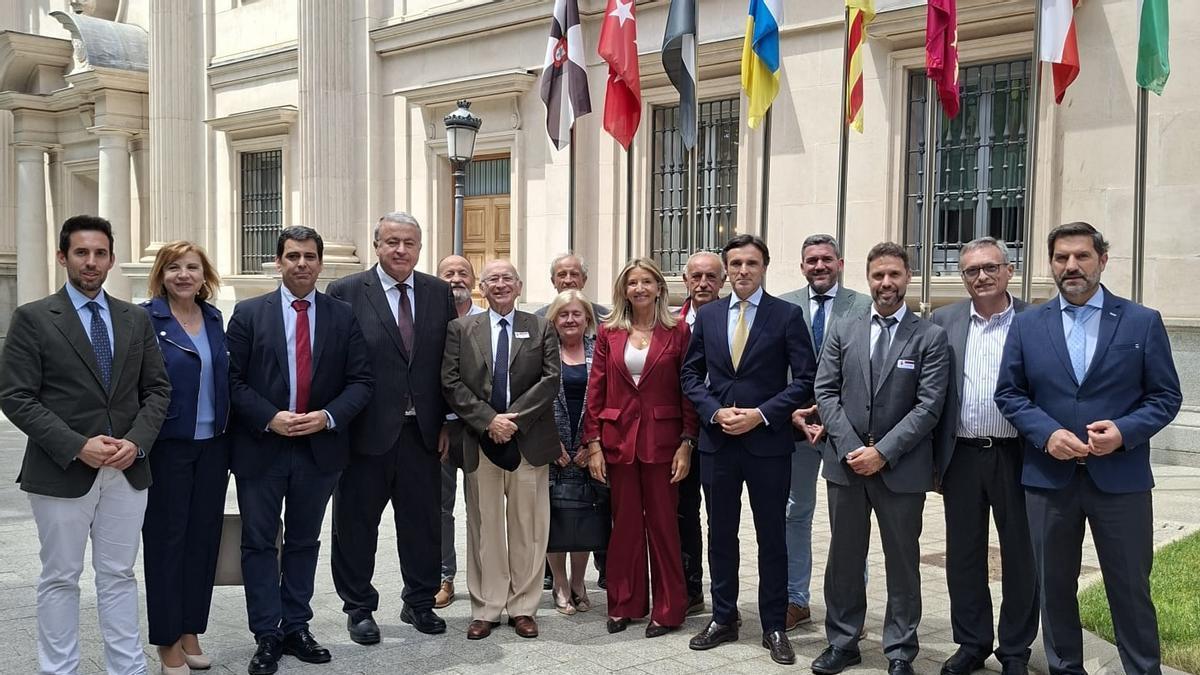 Senadores murcianos, el consejero Jorge García Montoro y afectados por la Ley de Costas, este miércoles en Madrid.
