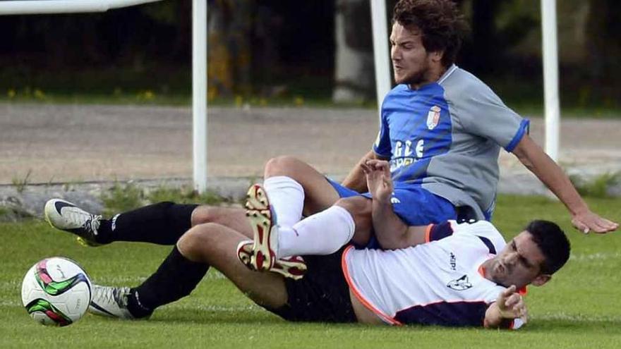 Villa disputa el balón ante un jugador del Bupolsa.