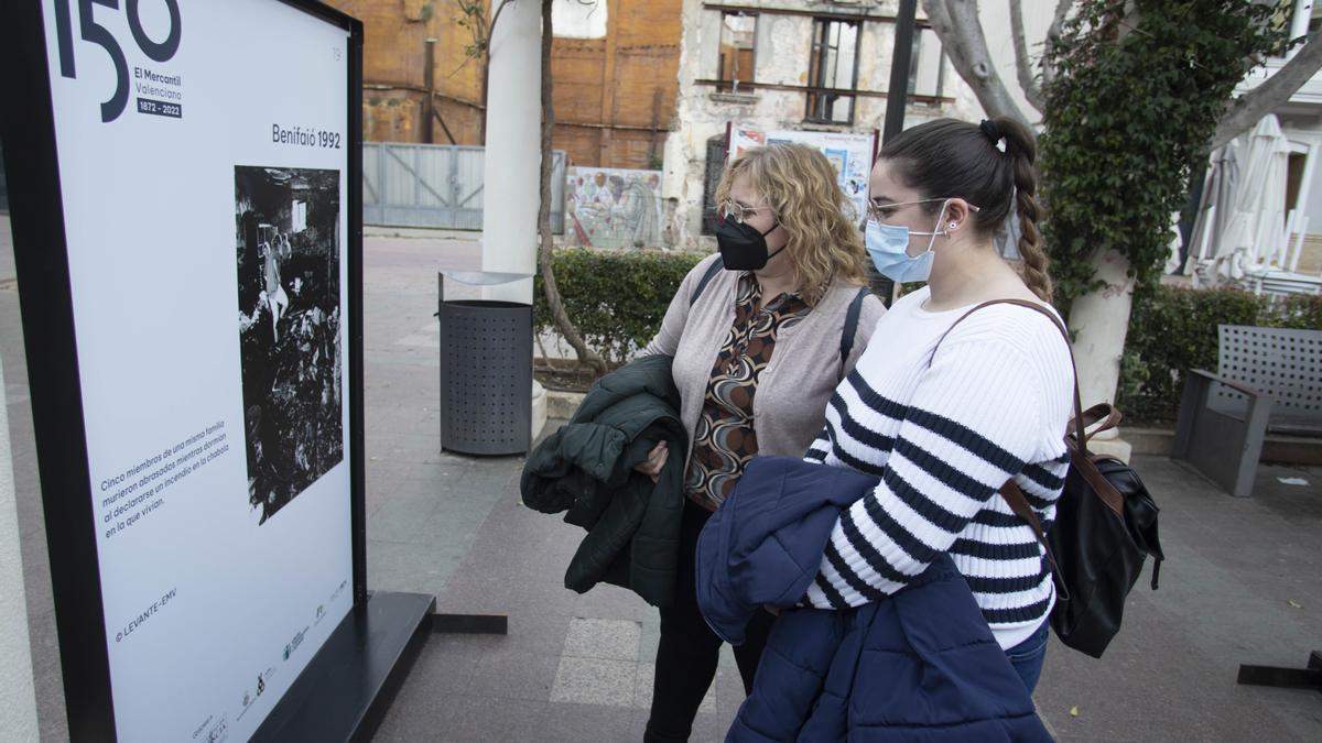 Clara visita la exposición junto a su madre.