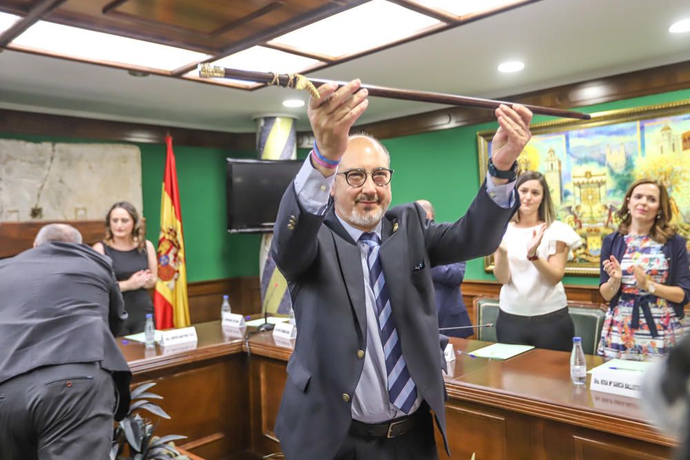 Miguel López (PSOE) asume la vara de mando dos años y Rosa García (Ciudadanos) otros dos