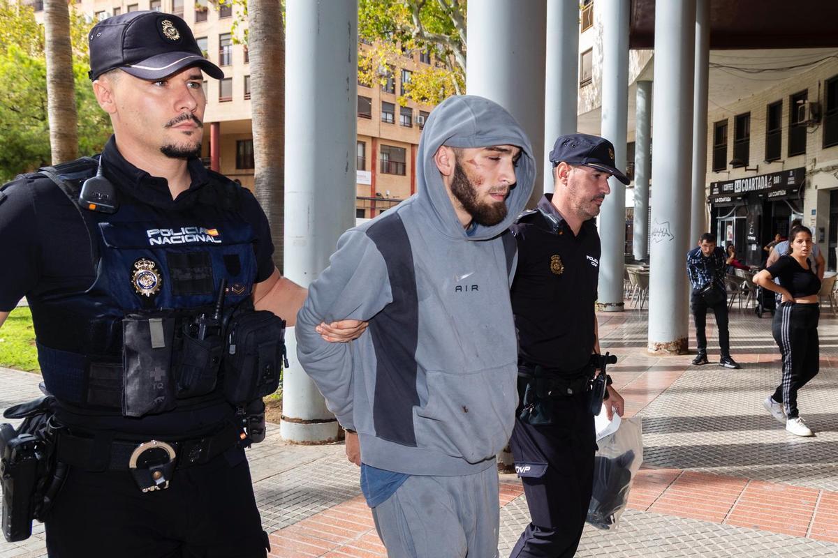 El presunto alunicero detenido, ayer, a su llegada a los juzgados de Torrent.