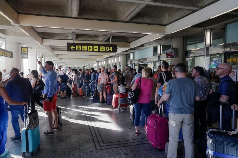 Los taxistas del aeropuerto suspenden sus servicios en protesta por la piratería