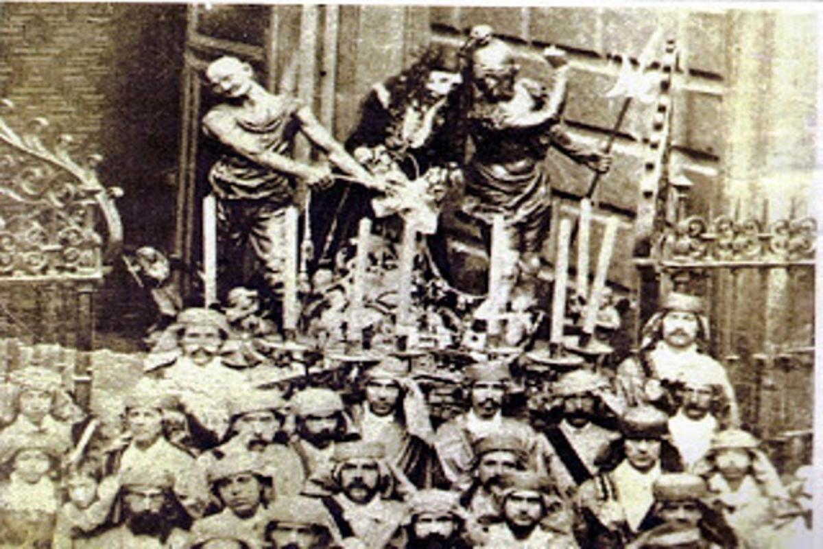 Histórica fotografía del Señor de la Puente del Cedrón ante la iglesia de San Juan.