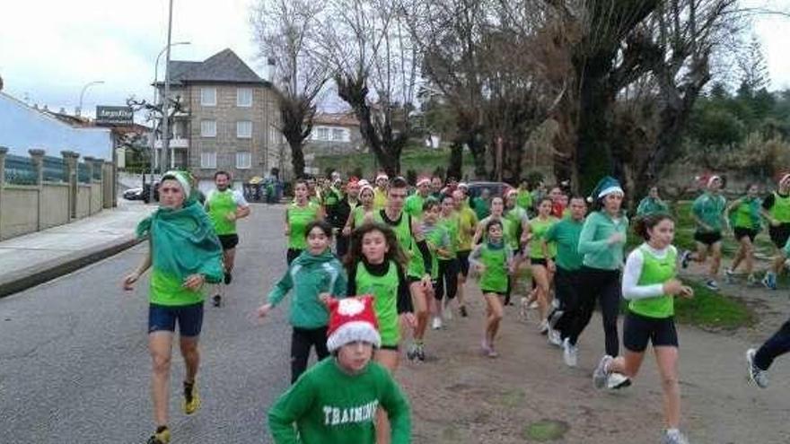 Niños y adultos en la anterior San Silvestre de Nigrán. // Faro