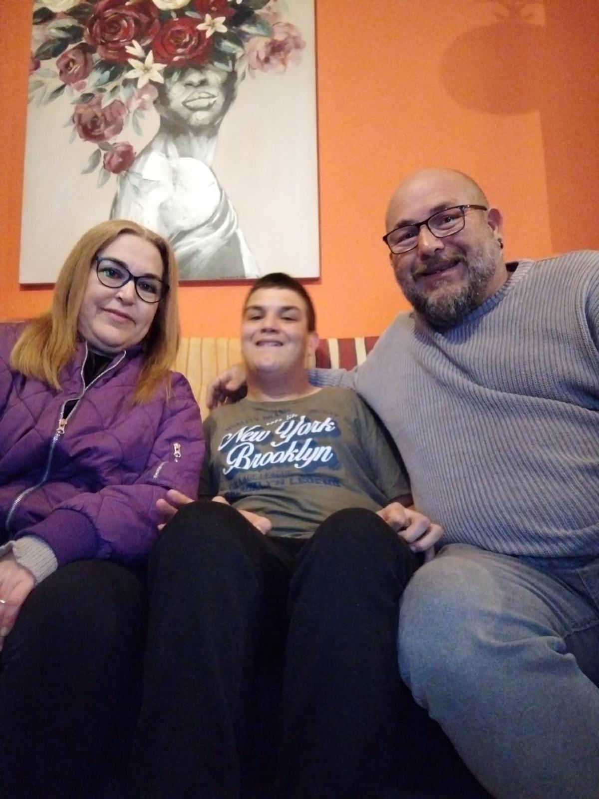 Carmen Nieves, Ángel y José Ángel Casanova, en su casa de Valverde.