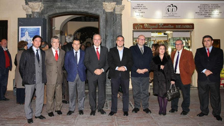 Representantes de las instituciones de la ciudad frente a la sede.