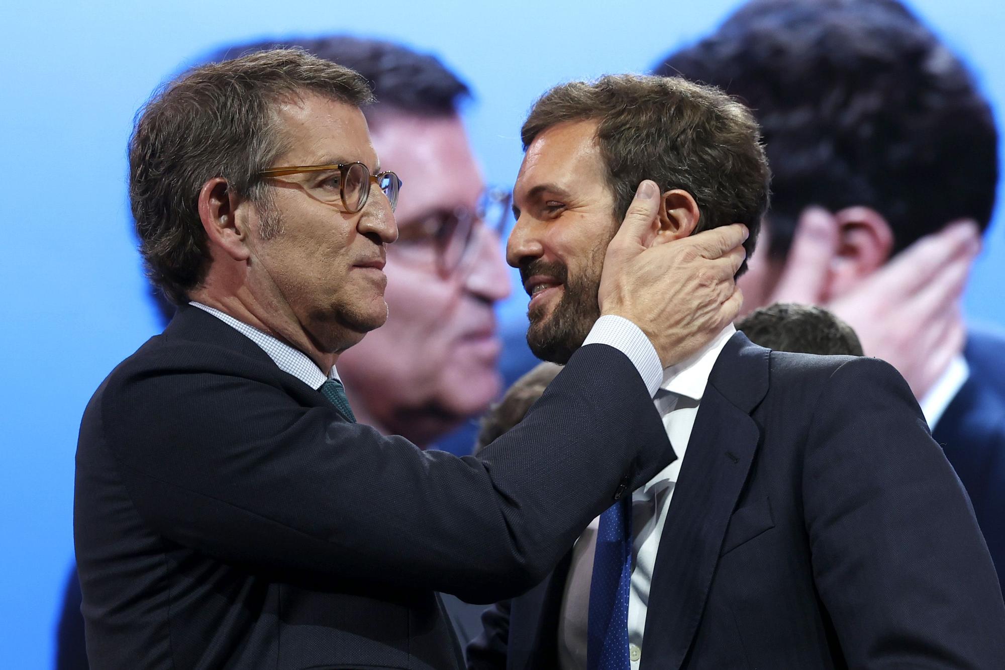 El nuevo presidente del PP, Alberto Núñez Feijóo (i), saluda a su antecesor en le cargo, Pablo Casado (d) tras su discurso en la segunda jornada del XX Congreso Nacional del PP.