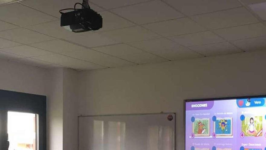 Una profesora utiliza la plataforma digital para sus clases.