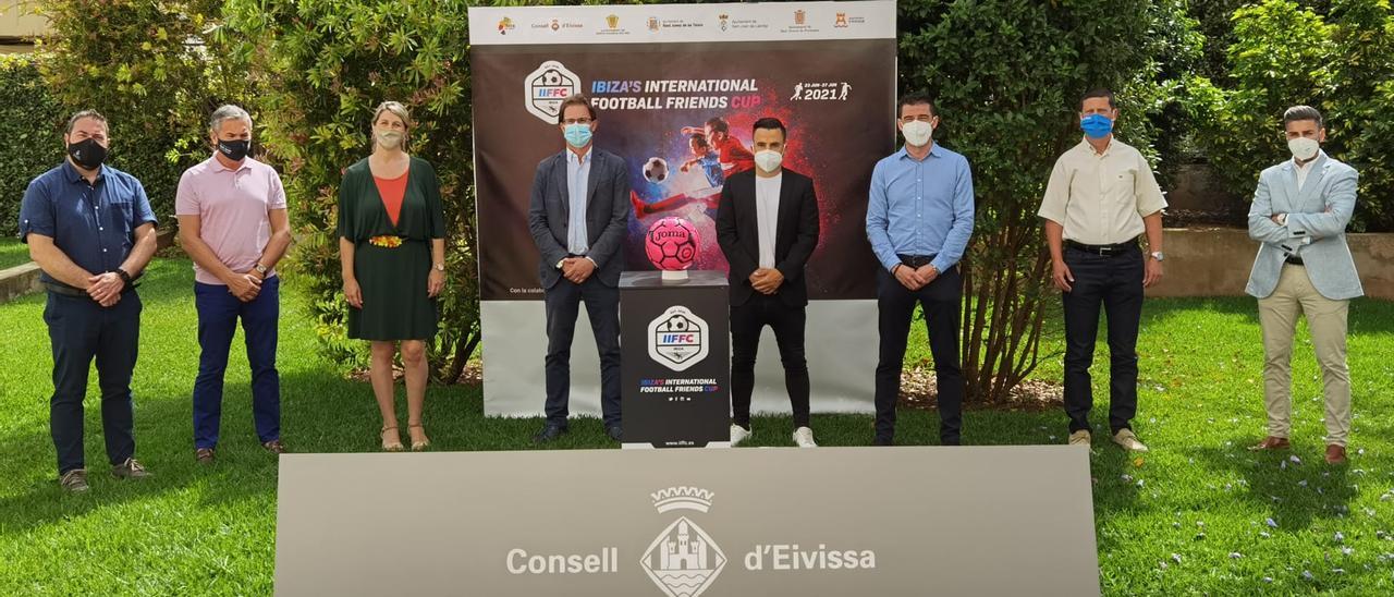 Imagen del acto de presentación del torneo internacional de fútbol base en la sede del Consell de Ibiza.