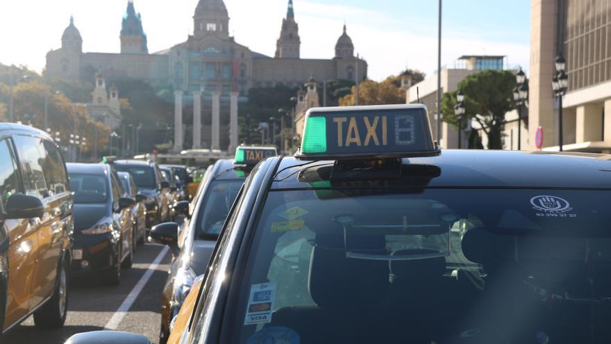 Dos detinguts i un denunciat per la crema d&#039;un taxi que utilitzava plataformes de mobilitat en línia