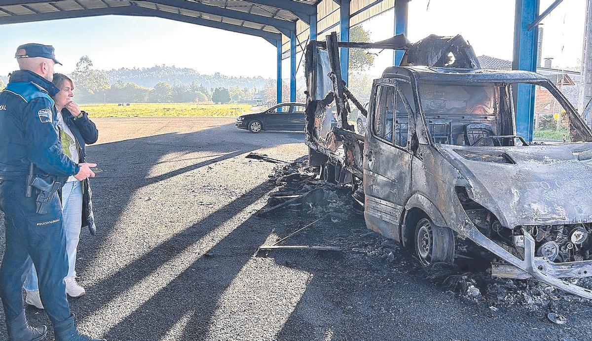 Las llamas de la furgoneta de reparto afectaron al suelo del campo de la fiesta.