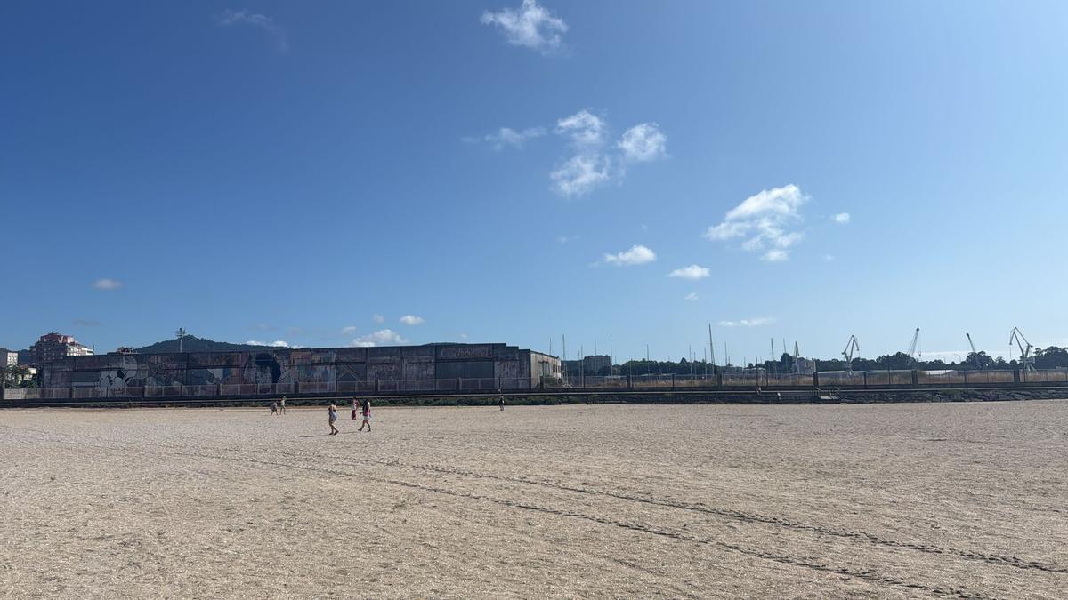 Las naves que critica el presidente de UPTA, vistas desde la playa.