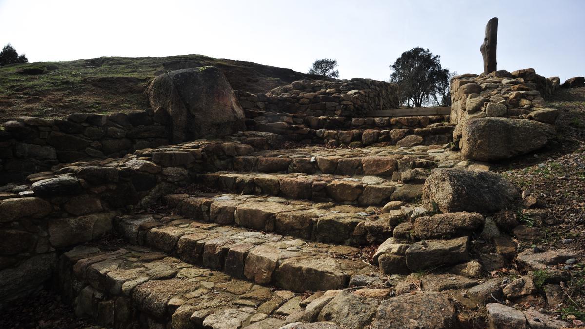 Escalinata que daba acceso al poblado por la monumental entrada