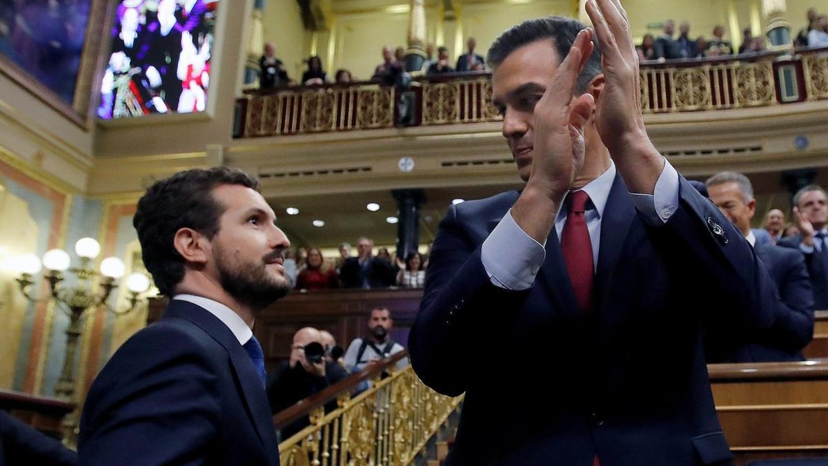 Pablo Casado (i) y Pedro Sánchez (d)