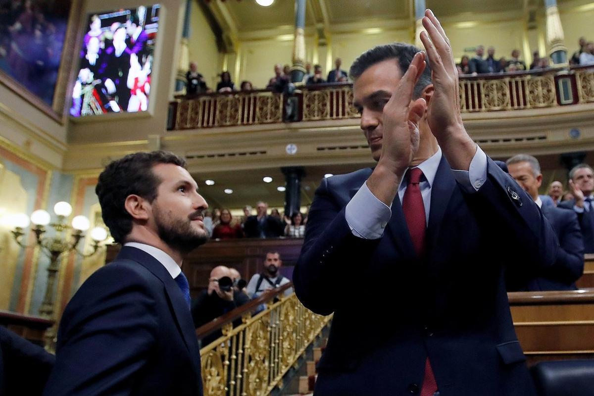 GRAF8756. MADRID, 07/01/2020.- El líder del Partido Popular, Pablo Casado (i), felicita a Pedro Sánchez que logró este martes la confianza de la Cámara Baja para un nuevo mandato como presidente del Gobierno, al lograr una estrecha mayoría de 167 votos a favor, 165 en contra y 18 abstenciones. EFE/ Juan Carlos Hidalgo