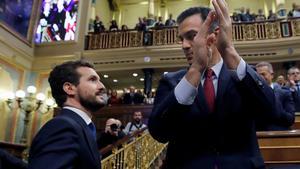 GRAF8756. MADRID, 07/01/2020.- El líder del Partido Popular, Pablo Casado (i), felicita a Pedro Sánchez que logró este martes la confianza de la Cámara Baja para un nuevo mandato como presidente del Gobierno, al lograr una estrecha mayoría de 167 votos a favor, 165 en contra y 18 abstenciones. EFE/ Juan Carlos Hidalgo