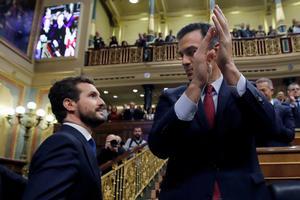 GRAF8756. MADRID, 07/01/2020.- El líder del Partido Popular, Pablo Casado (i), felicita a Pedro Sánchez que logró este martes la confianza de la Cámara Baja para un nuevo mandato como presidente del Gobierno, al lograr una estrecha mayoría de 167 votos a favor, 165 en contra y 18 abstenciones. EFE/ Juan Carlos Hidalgo