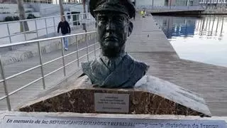 El Puerto de Alicante limpia la pintada de una esvástica nazi del busto del capitán del Stanbrook