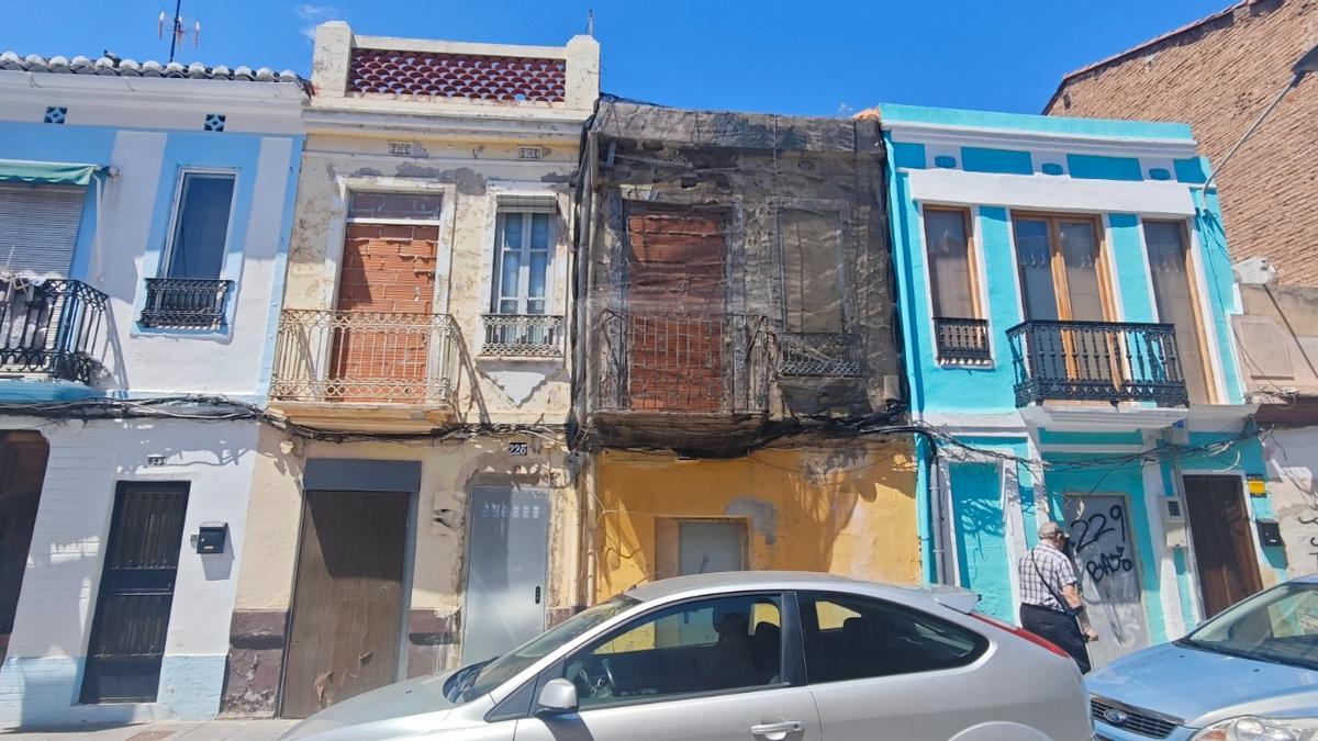 Viviendas adjudicadas por subasta en 2022 en la calle Padre Luis Navarro 225 y 229 sin rehabilitar