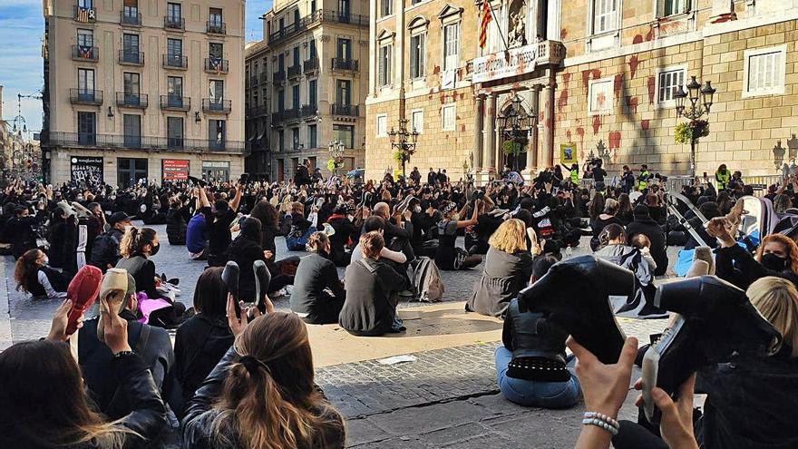 Escoles de dansa es manifesten a la plaça Sant Jaume de Barcelona