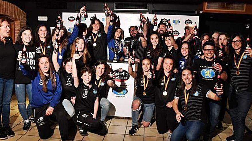 Las jugadoras y el cupero técnico del CRAT, en la cervecería de La Estrella, donde brindaron para celebrar la consecución de su título de liga.