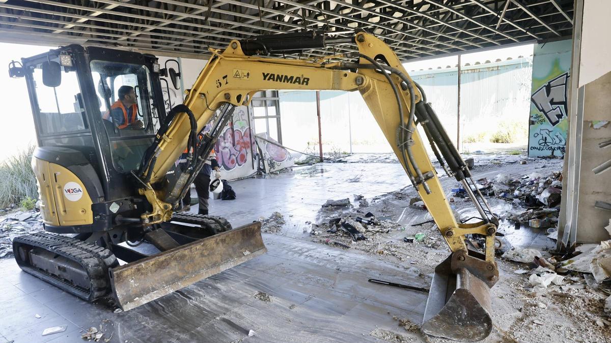 El inicio del derribo del Soccer World, en imágenes