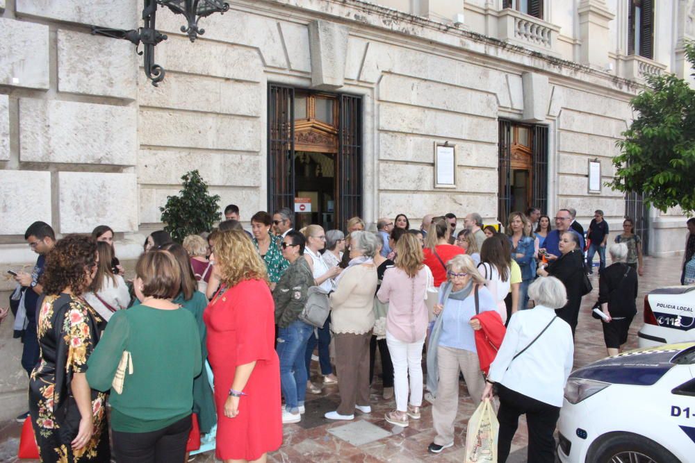 Es el día de la elección de las falleras mayores de València 2020. La cola para entrar en el hemiciclo.