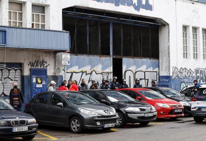 Desalojo en la nave abandonada en Vigo de la antigua Pescanova